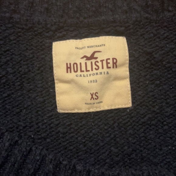 CROPPED HOLLISTER SWEATER 💙 - Picture 2 of 2